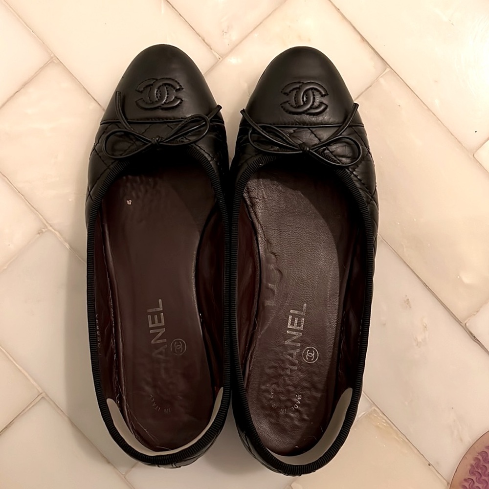 Black quilted Chanel ballerina flats leather with CC logo on toe and bow